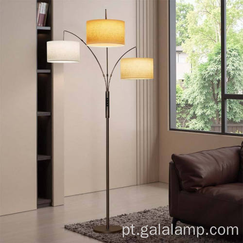 Candeeiro de pé LED moderno de três cabeças para salas de estar acolhedoras